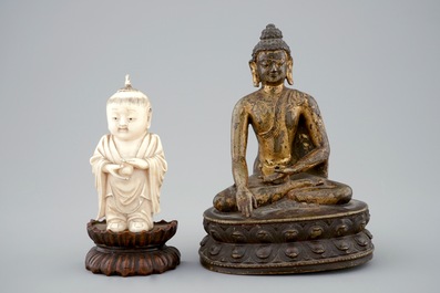 Un mod&egrave;le de Bouddha assis en bronze dor&eacute; et un gar&ccedil;on en ivoire sculpt&eacute;, Chine, 19&egrave;me